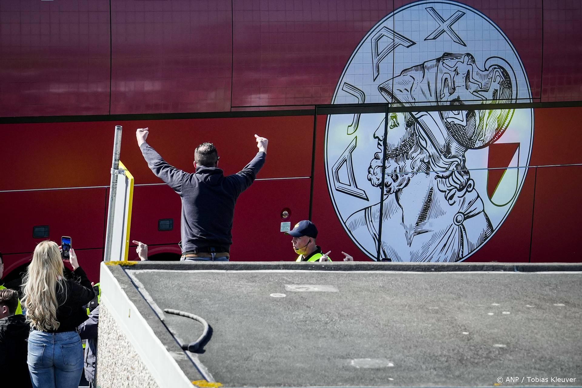 Ajaxbus kort stilgezet door groep met fakkels op snelweg A4