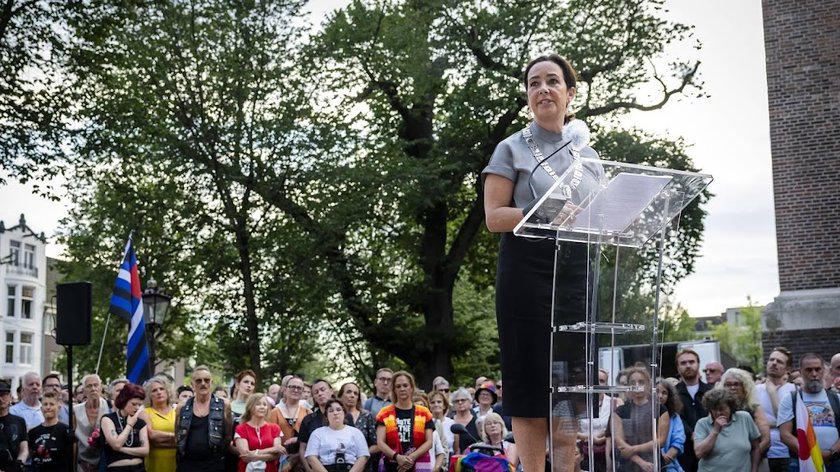 Duizenden mensen bijeen in Amsterdam na aanslag Pride Berlijn