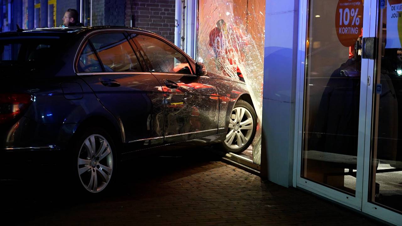 Auto rijdt raam in van winkel, bestuurder met spoed naar het ziekenhuis