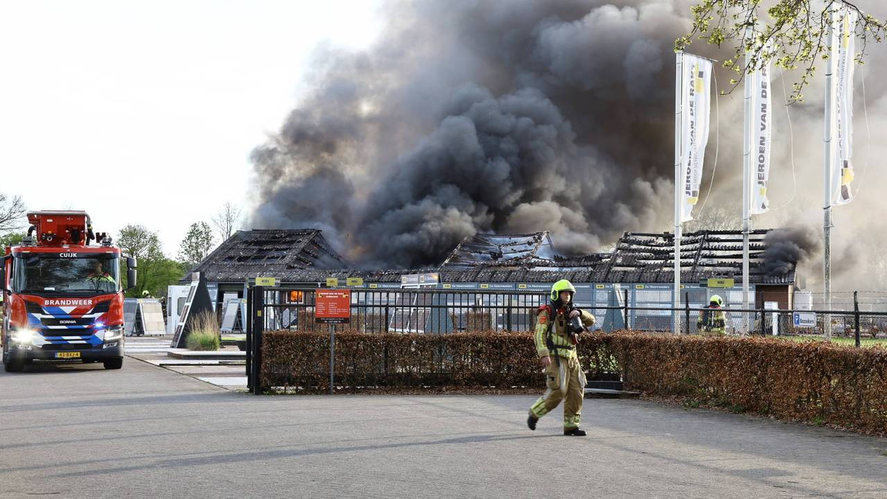 Grote brand in Overloon, vlammen slaan uit loods