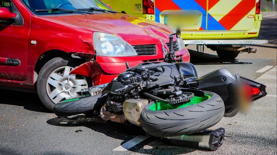 Motorrijder gewond bij botsing met auto