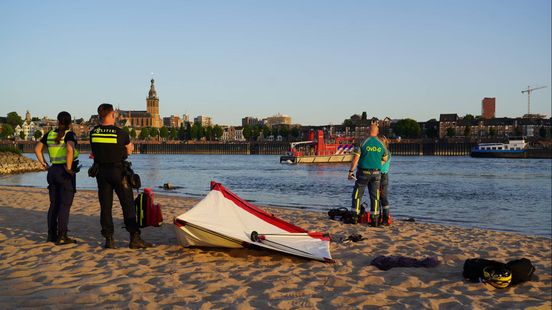 Badgasten redden drenkeling uit rivier