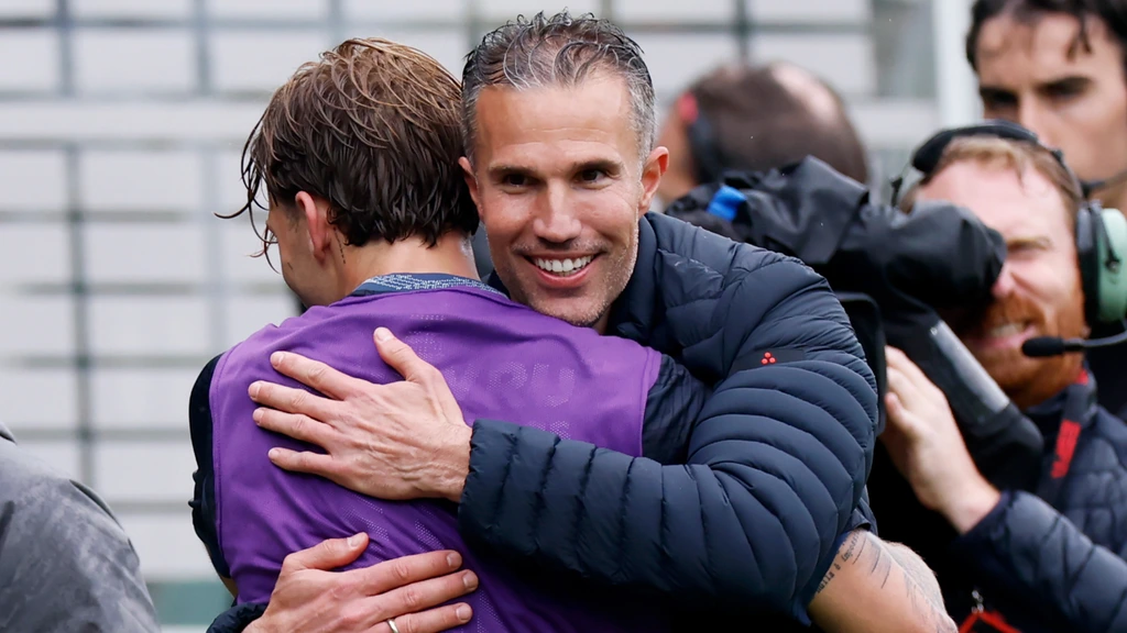 Opgeluchte Van Persie blijft koel in Champions League-race: 'We zijn er nog niet'