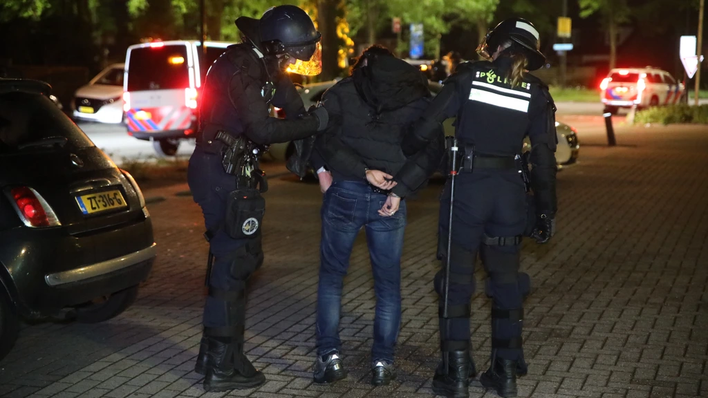 Politie grijpt opnieuw in bij azc-demonstratie in Apeldoorn, drie arrestaties