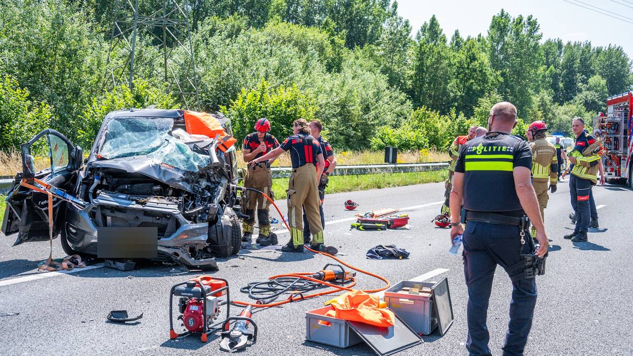 Meerdere ongelukken op A17, snelweg afgesloten en traumahelikopter ingezet