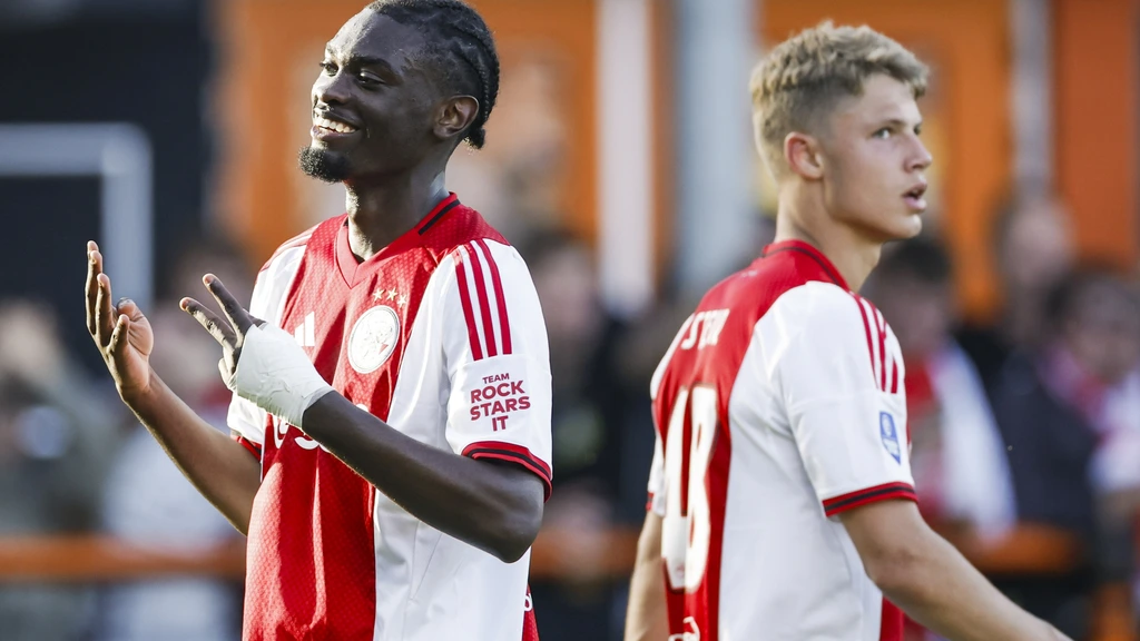 Ajax is in Volendam te sterk voor Groningen en mag nog hopen op Europees voetbal
