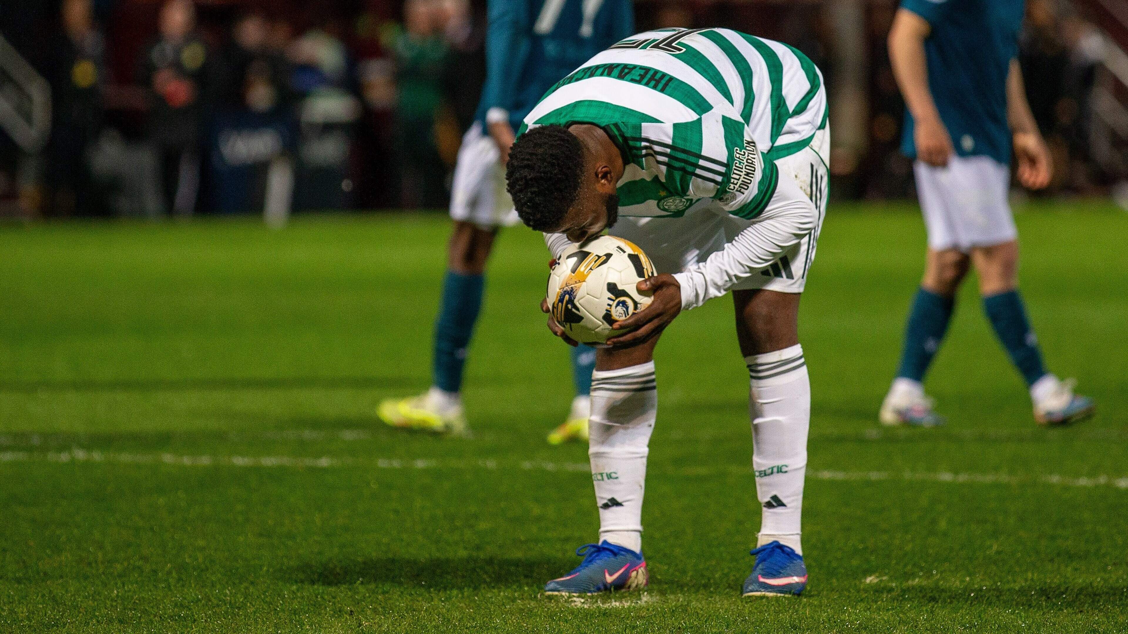 Omstreden strafschop houdt Celtic in Schotse titelrace: ’Walgelijk, iedereen is tegen ons’