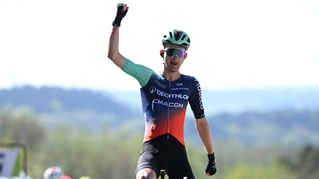 Franse tiener Seixas maakt favorietenrol waar en wint Waalse Pijl