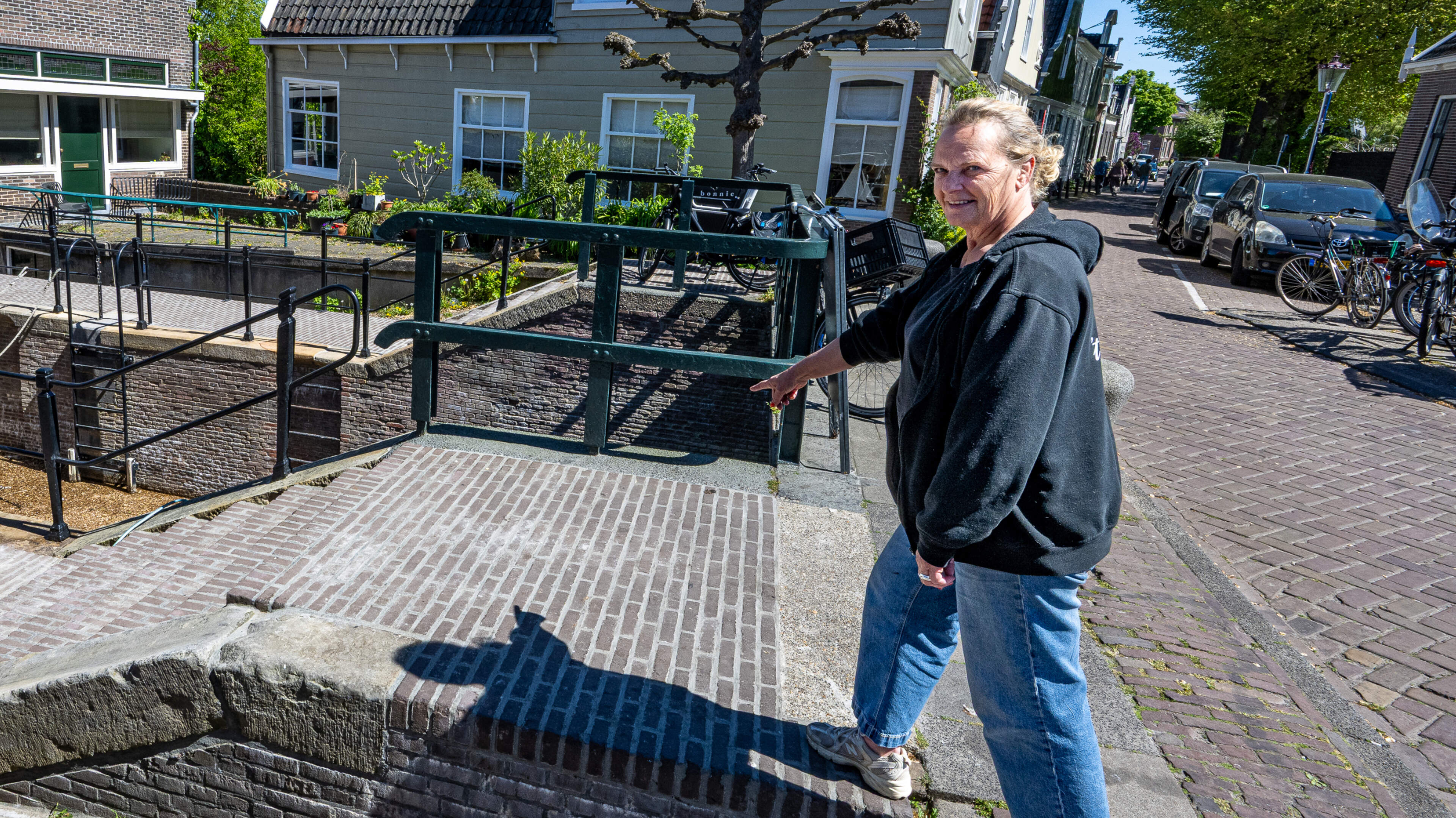 Uitbater Maaike van ’t Sluisje overdonderd door reacties nadat café terrastafels na 30 jaar kwijtraakt: ’Zag ik nooit aankomen’