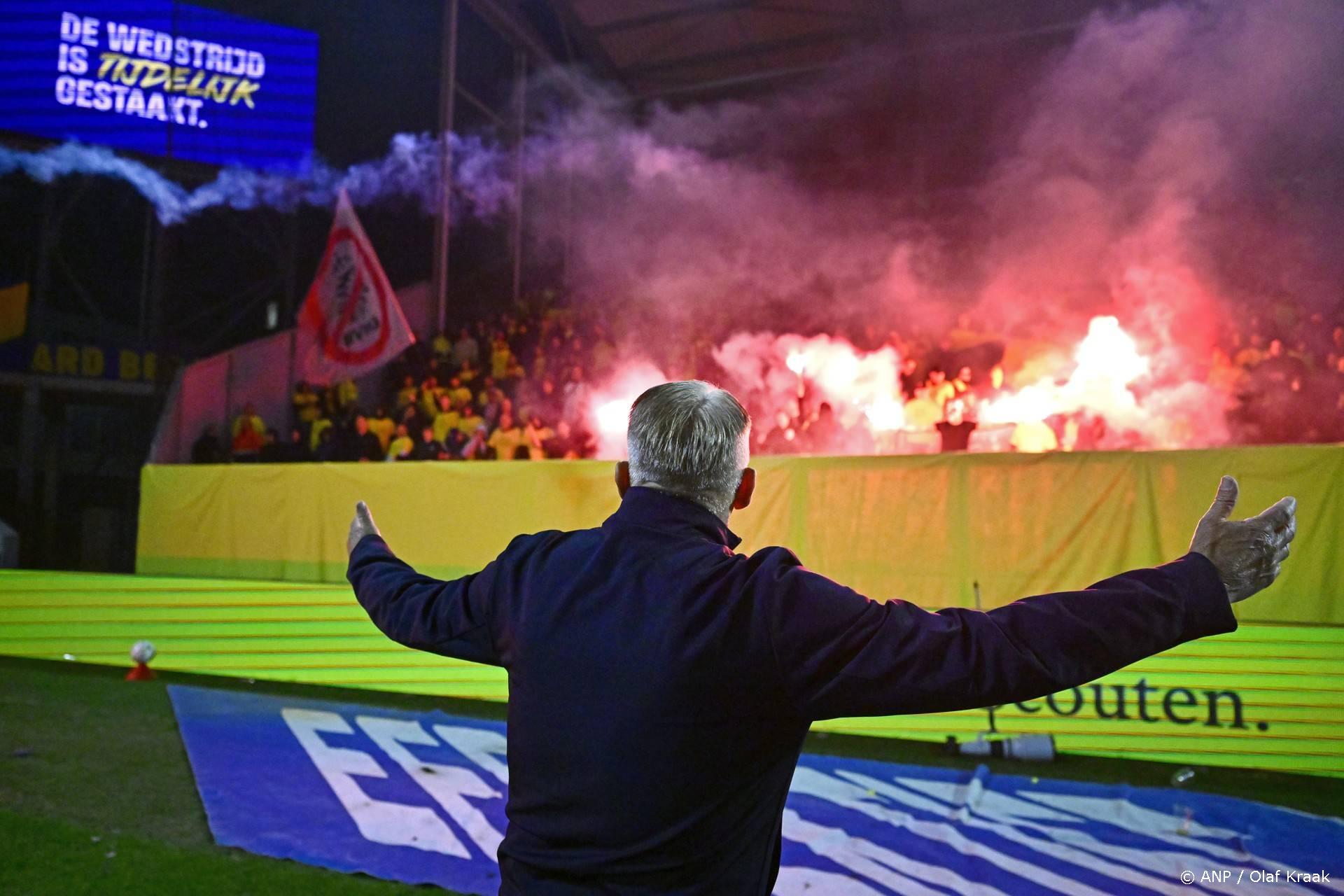 Duel tussen Cambuur en Vitesse definitief gestaakt door vuurwerk