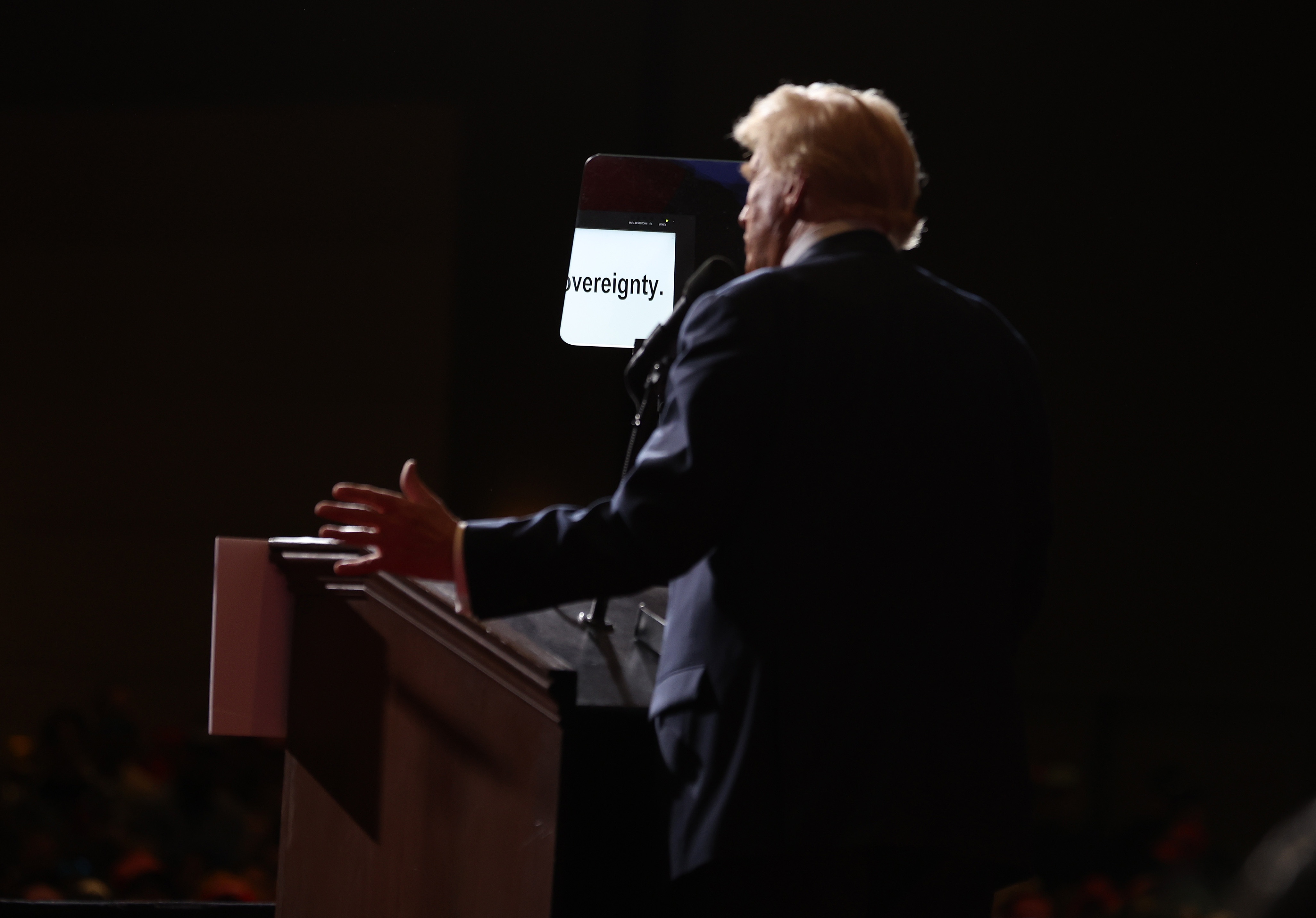 Officials probe whether White House teleprompter operator profited off Trump's words