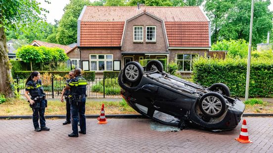 Auto slaat over de kop