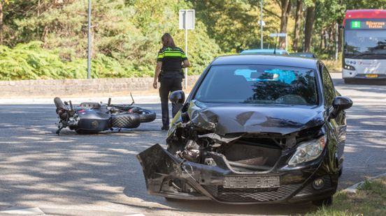 Flinke schade na ongeluk tussen auto en motor in Baarn