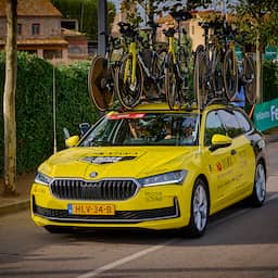 Dronken man klimt op volgwagen Visma om fiets te stelen: 'We zijn geschrokken'