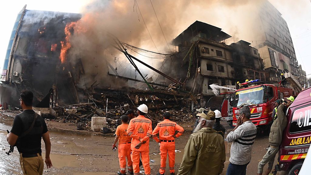 Zeker 11 doden bij brand in winkelcentrum Pakistan, tientallen vermisten