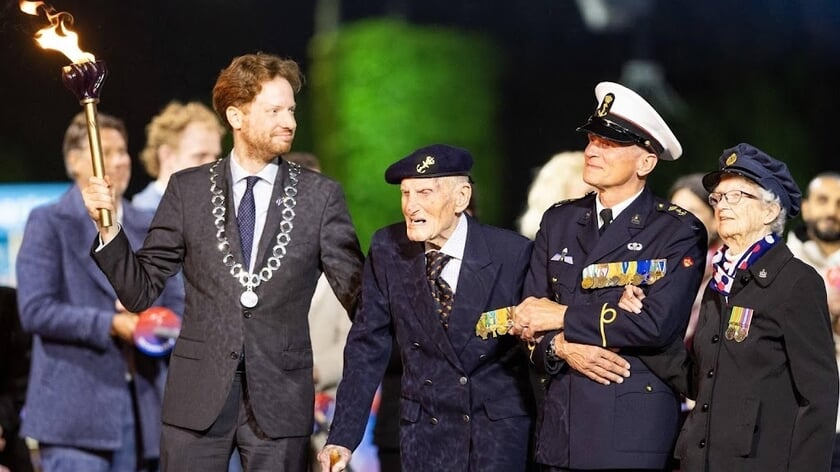 WO II-veteranen (103 en 105) ontsteken bevrijdingsvuur Wageningen