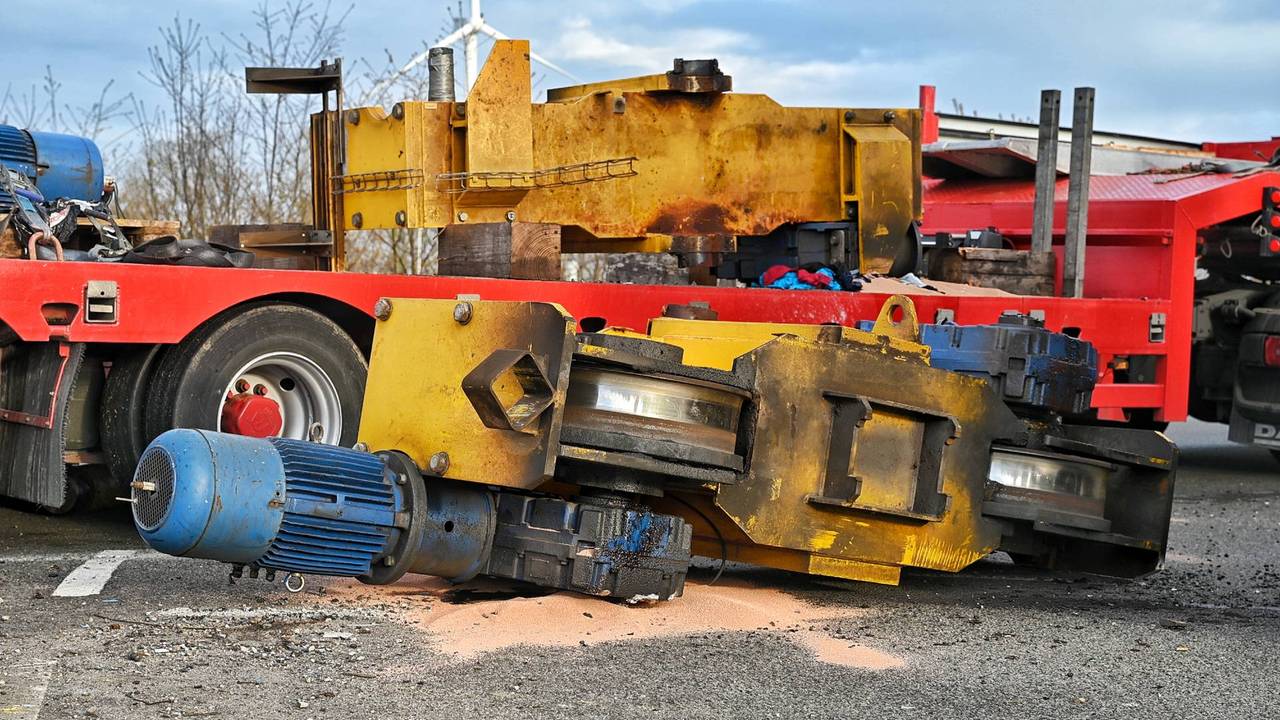 Vrachtwagen verliest 2,5 ton zwaar kraanonderdeel op N261 in Tilburg