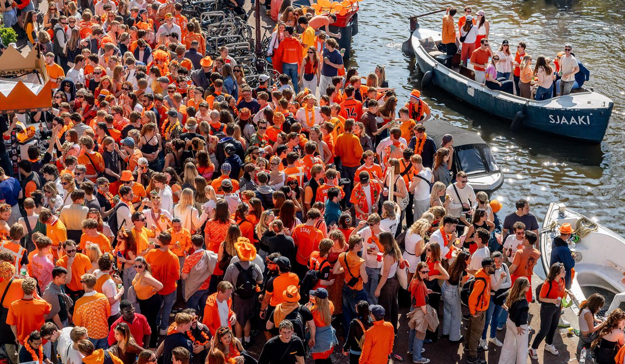 Amsterdam wil af van alles-kan-en-mag-imago van Koningsdag. ‘Allemaal pleite! Weg boeren, weg yuppies’