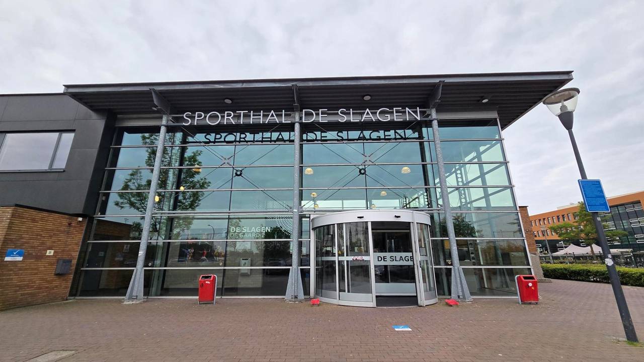 Geen handbalfinale in Waalwijk, scheur in het dak gooit roet in het eten