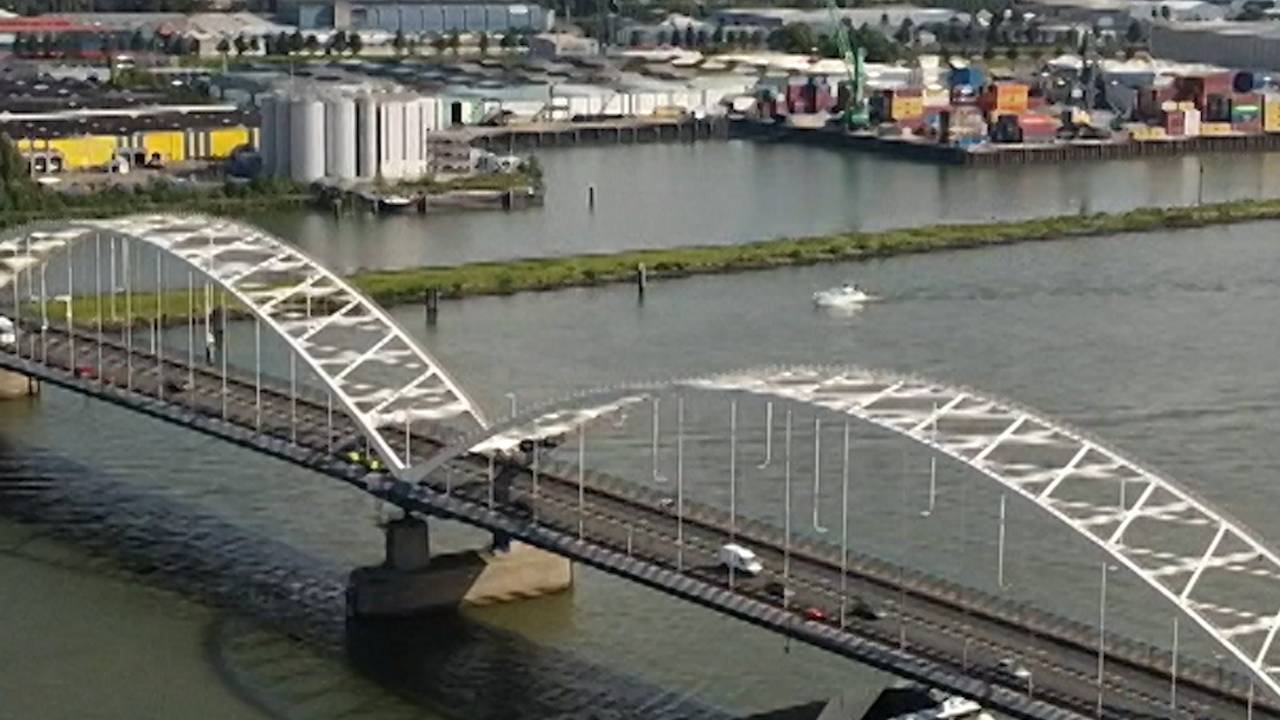 Verbod Merwedebrug onduidelijk voor buitenlandse chauffeurs: 'Niet te doen'