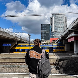 Tot dinsdagochtend geen treinen tussen Amsterdam Centraal en Schiphol door kapotte bovenleiding