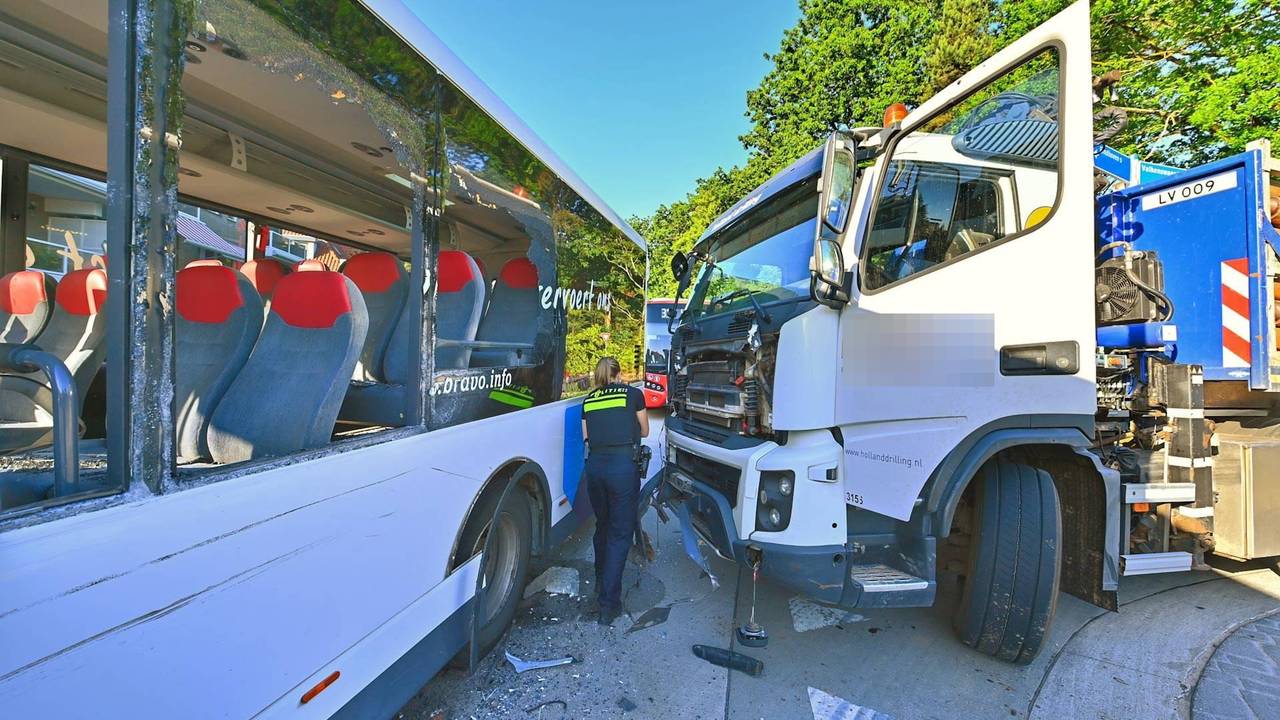Bus botst met vrachtwagen op 'verwarrende rotonde’: 7 passagiers gewond