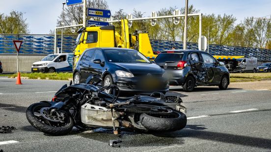 Gewonde na botsing tussen motor en auto