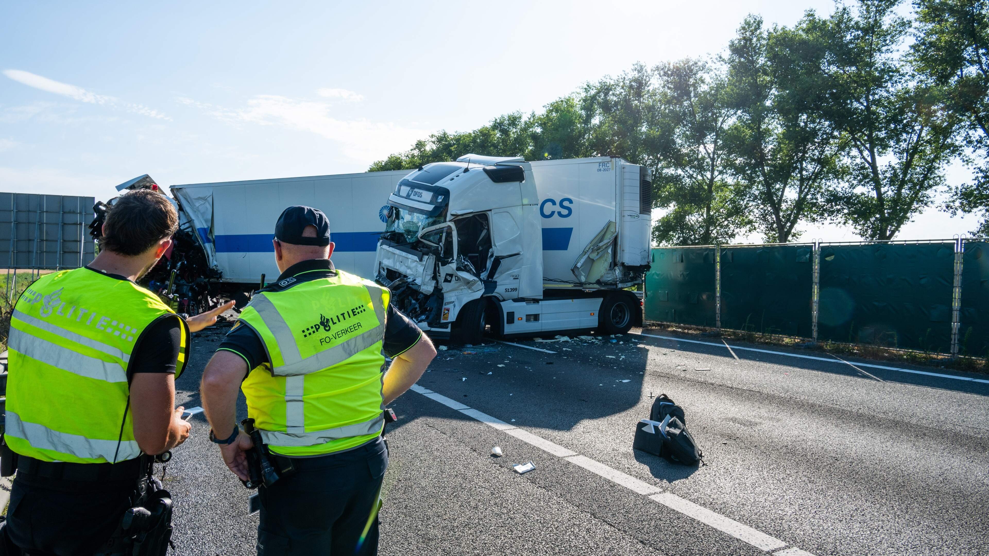 Dode en gewonden bij ongeval met drie vrachtwagens op A17