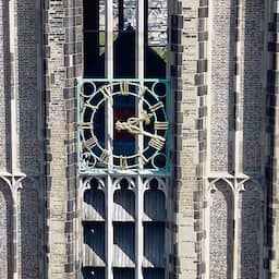 70 kilo zware minutenwijzer die van Domtoren viel hangt weer op zijn plek