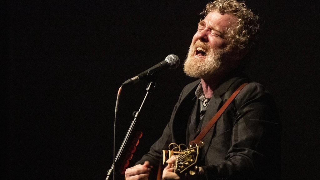 Ierse zanger en Oscarwinnaar Glen Hansard (56) omgekomen bij motorongeluk