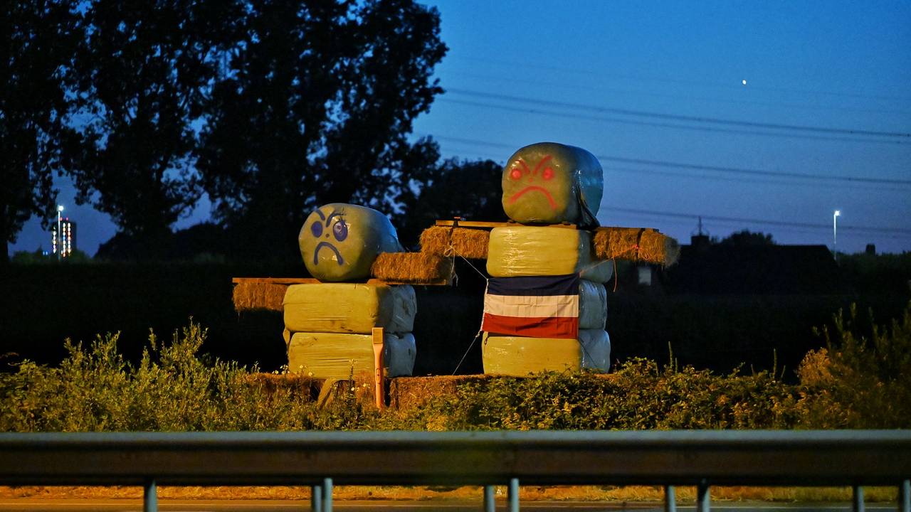 Reuzenhooipoppen langs de A65 en tractoren voor boerenprotest