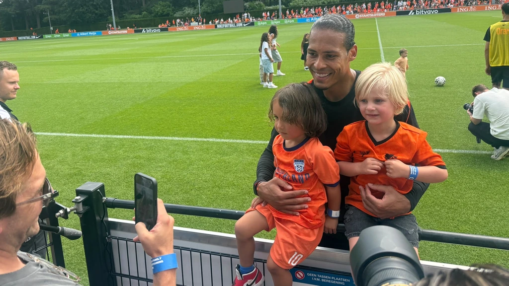 1500 Oranje-fans bij open training Nederlands Elftal: 'We worden wereldkampioen!'
