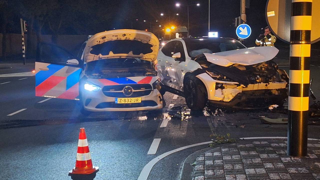 Politiewagen en auto botsen in Bergen op Zoom, agent naar ziekenhuis