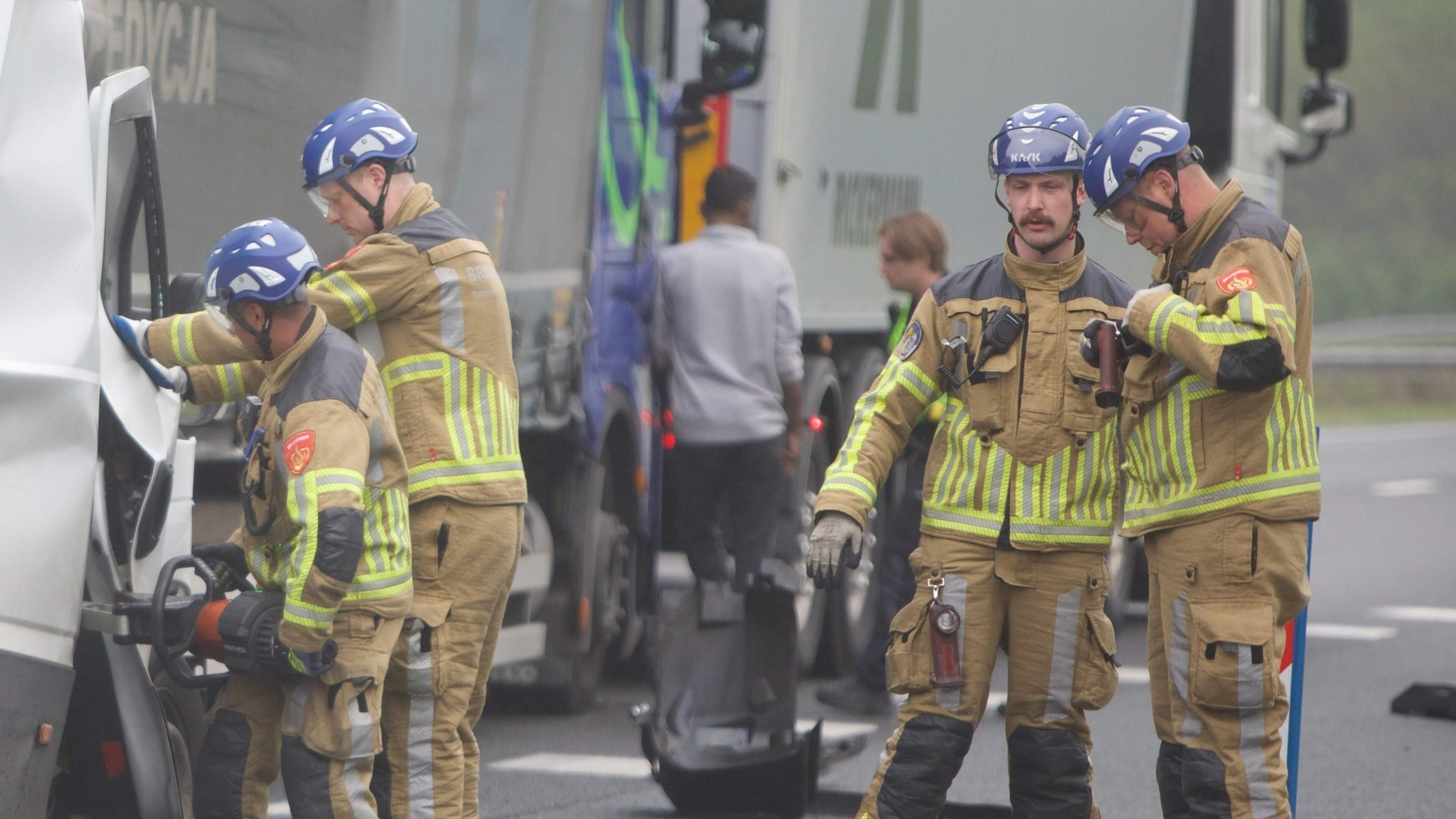 Botsing bus en vrachtwagen: weer verkeersdode op A1 bij De Lutte