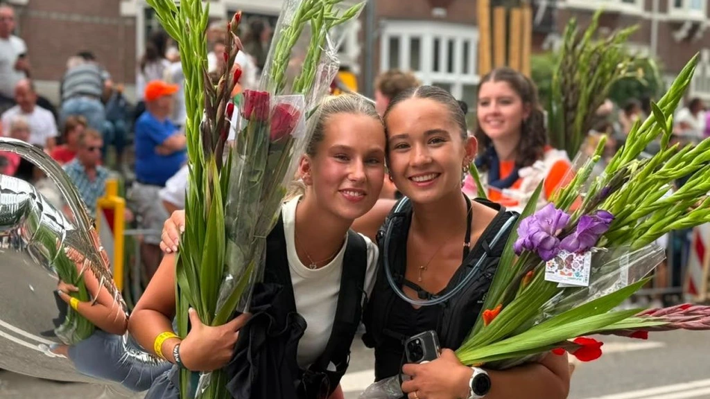 Laatste Vierdaagse-wandelaars druppelen binnen om kruisje op te halen