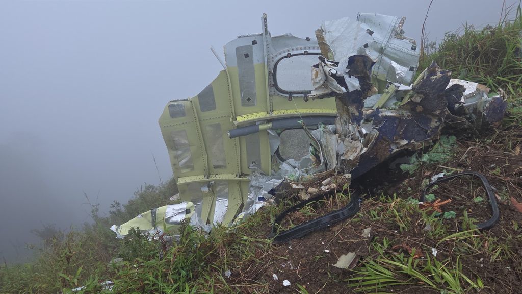 Wrakstukken van neergestort vliegtuig gevonden in bergachtig gebied Indonesië