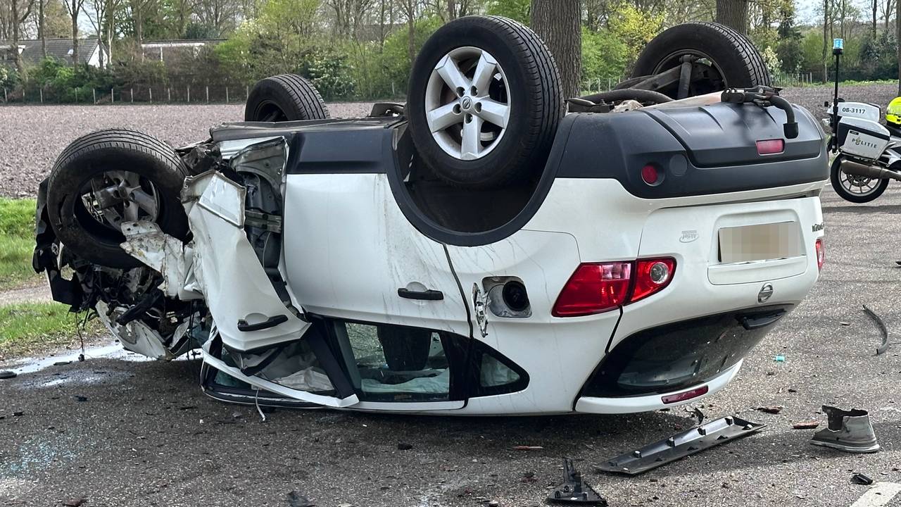 Auto belandt op de kop in Prinsenbeek