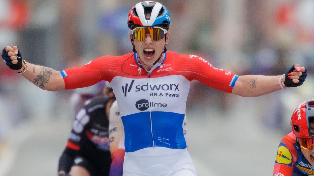 Sterk klimmende en sprintende Wiebes voltooit hattrick in Wevelgem