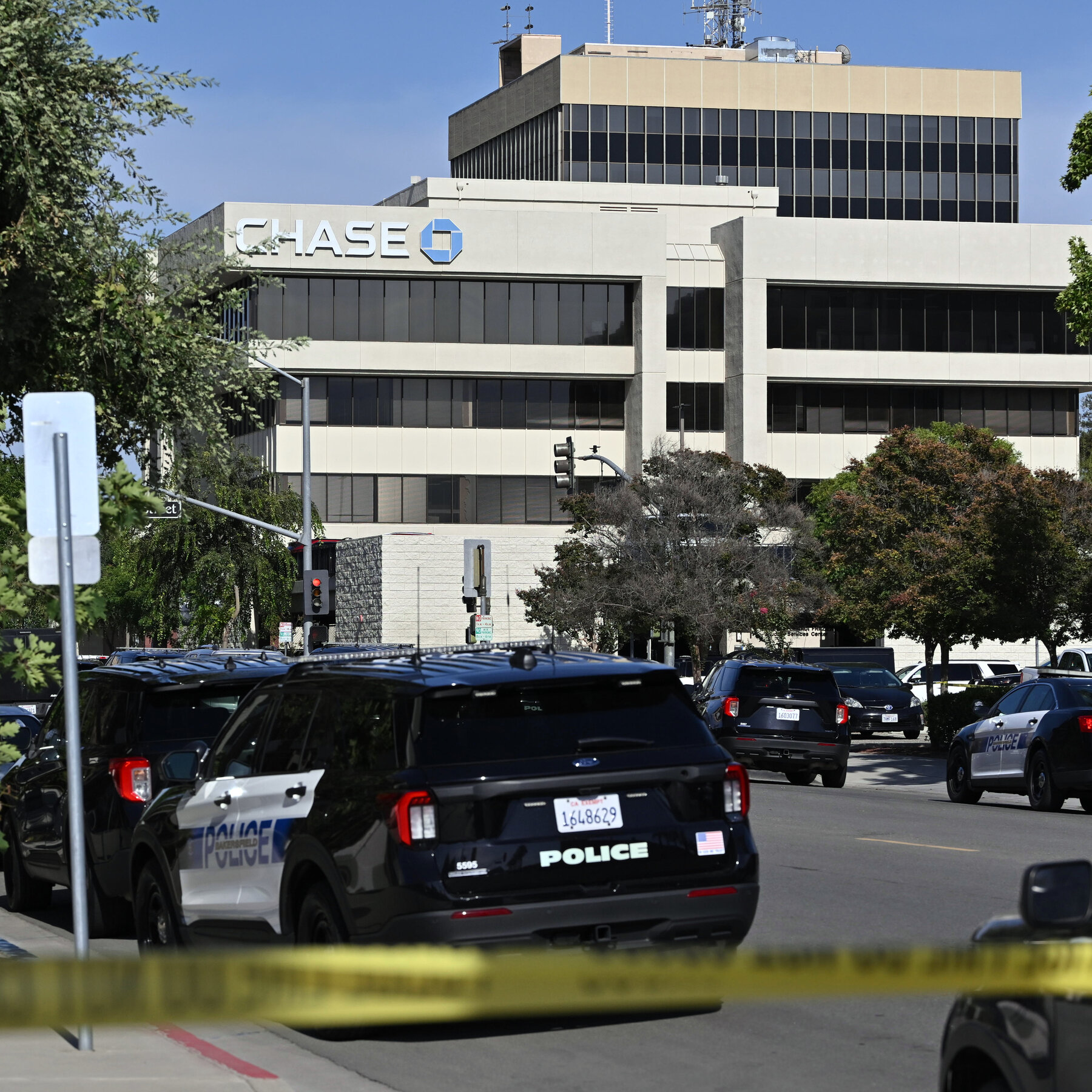 FBI Kills Suspect in Hostage Situation at Building With Bank in Bakersfield, California
