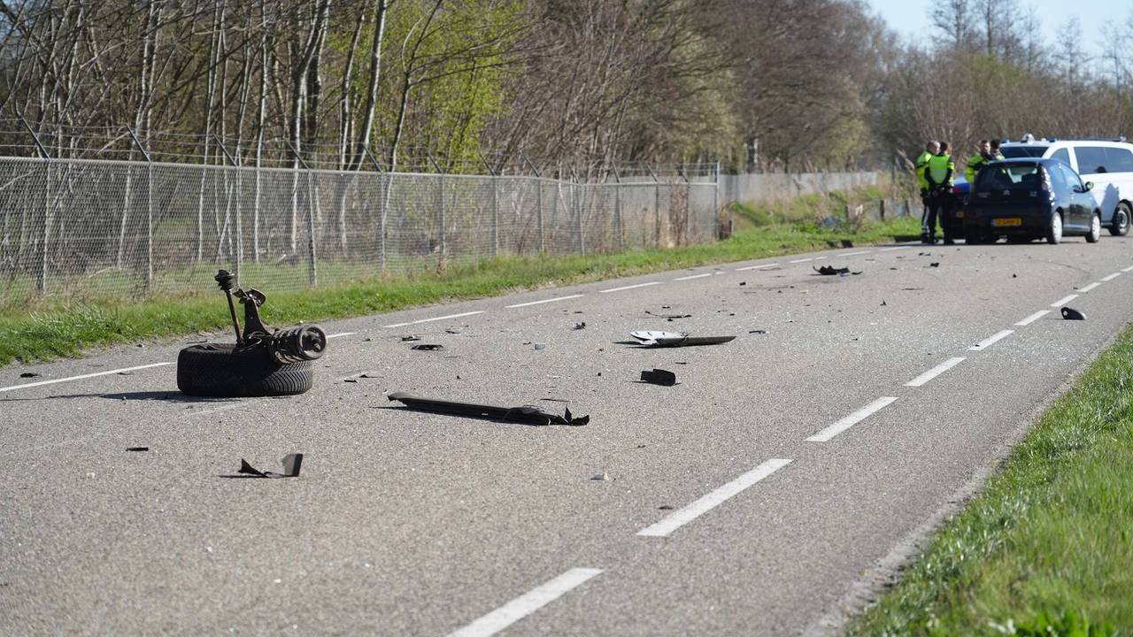 Gewonden bij botsing in Rijen, auto rijdt honderden meters door zonder wiel