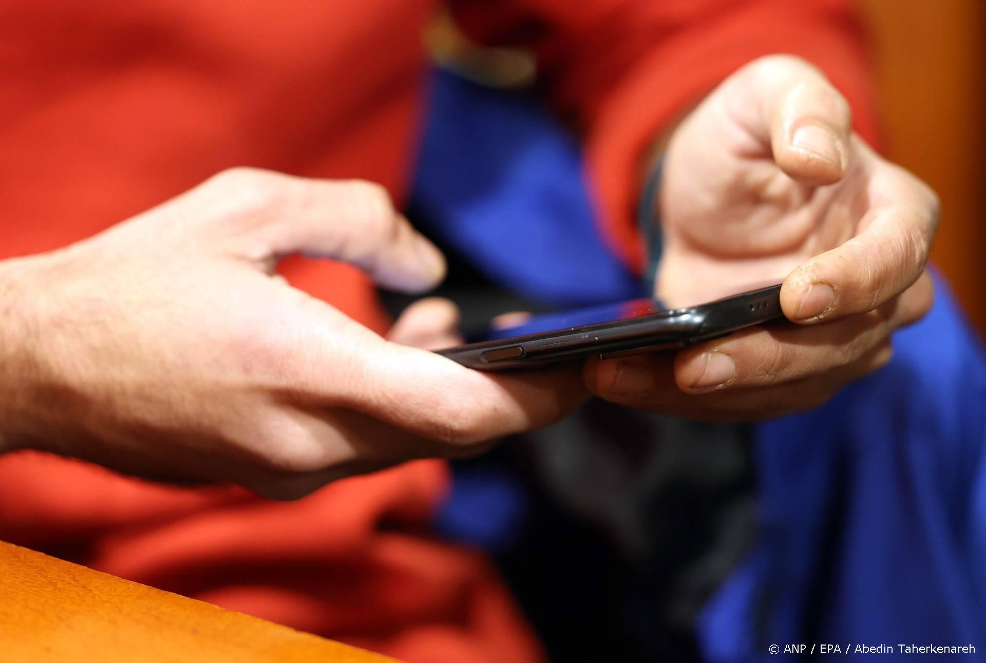 Jongerenbank BUUT laat tieners onder 16 als eerste mobiel betalen