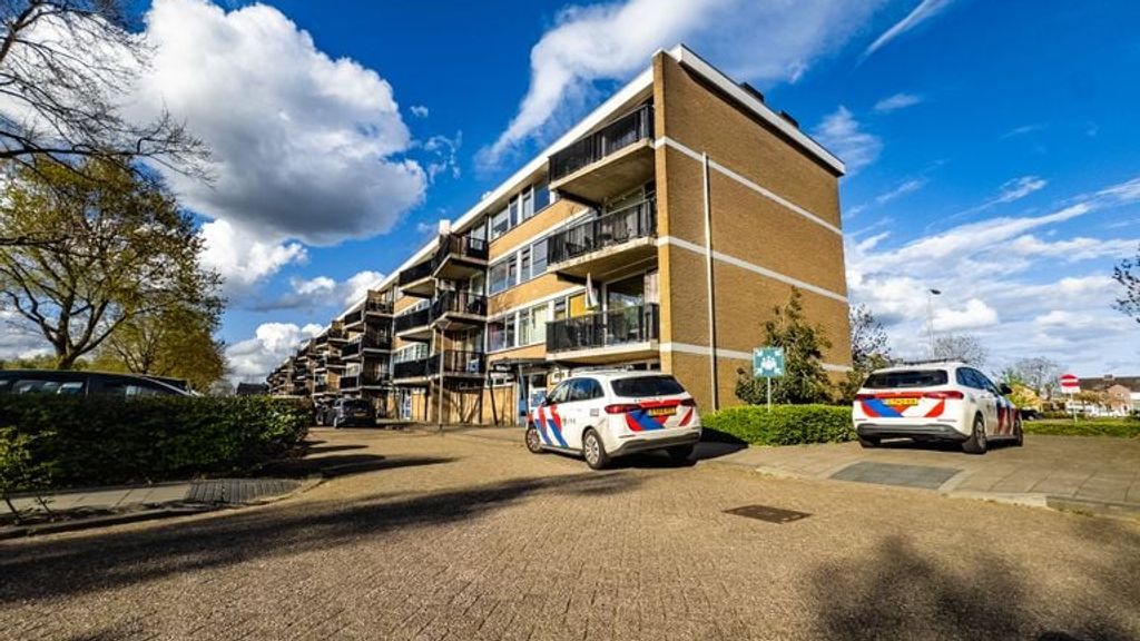 Overleden vrouw aangetroffen in woning Oss, baby meegenomen naar ziekenhuis