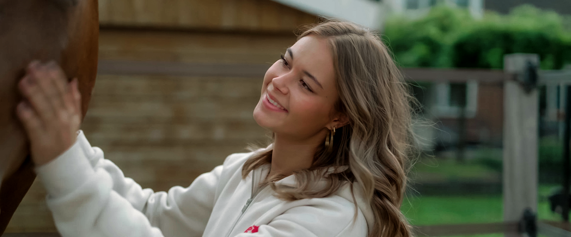 Indy was 8 toen haar moeder omkwam door femicide: ‘Herinnerde me haar stem niet meer’