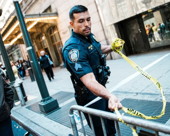 Suspect in New York subway machete attack shot and killed by police