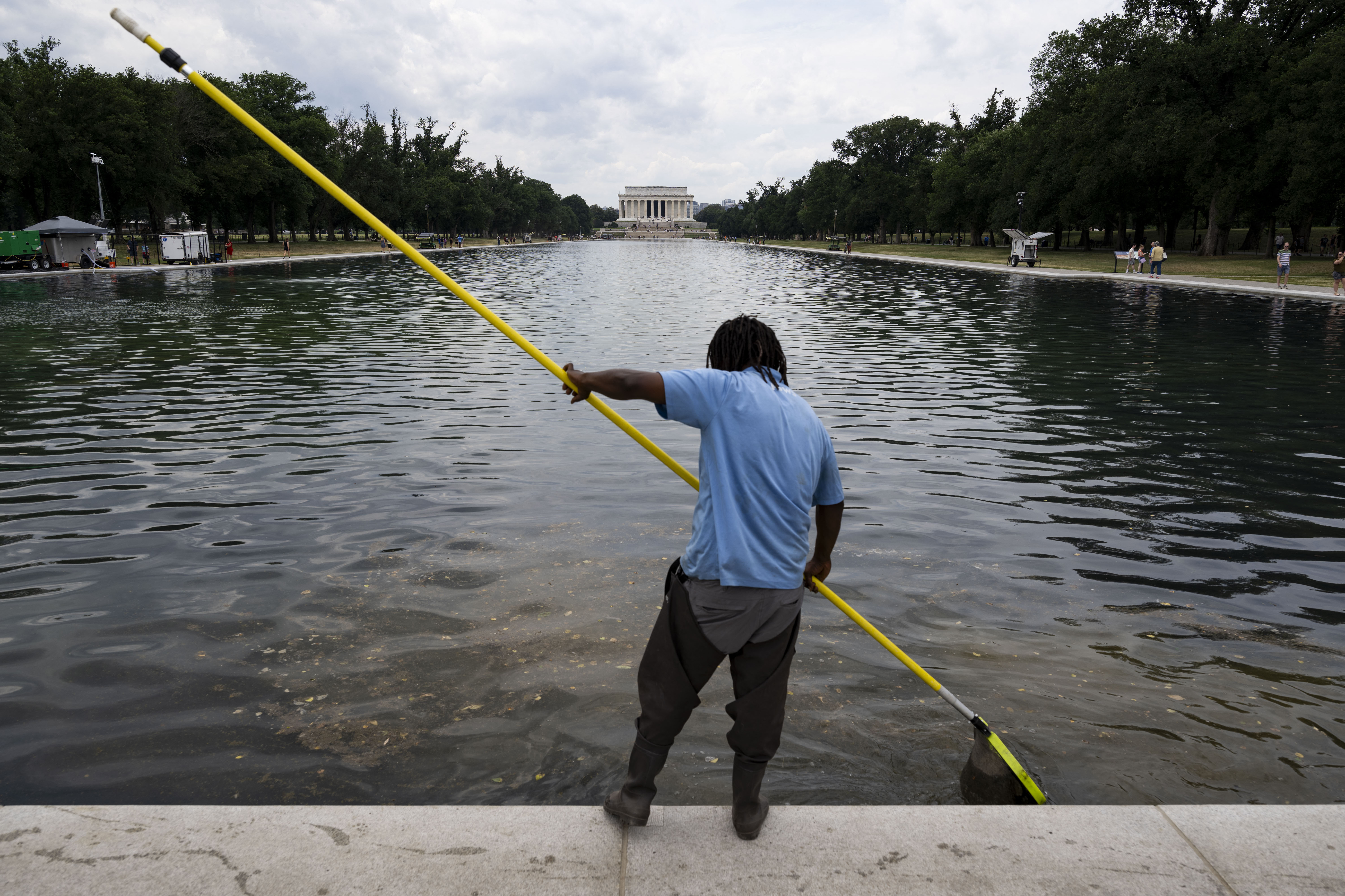 Reflecting pool damage was the result of botched work, not vandals, DOJ says