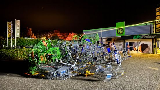 Baldadige actie in Kollum: winkelkarretjes in grote bulten op elkaar gegooid