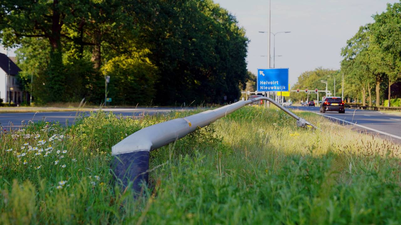 Man valt in slaap achter stuur en rijdt lichtmast uit de grond