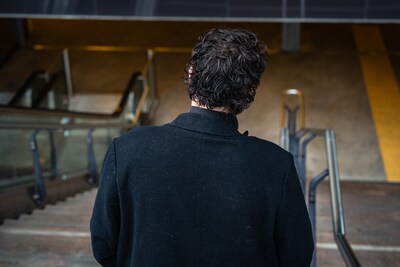 Zijn eerste keer was een 'verschrikkelijke ervaring', toch raakte Samuel verslaafd aan illegale snus