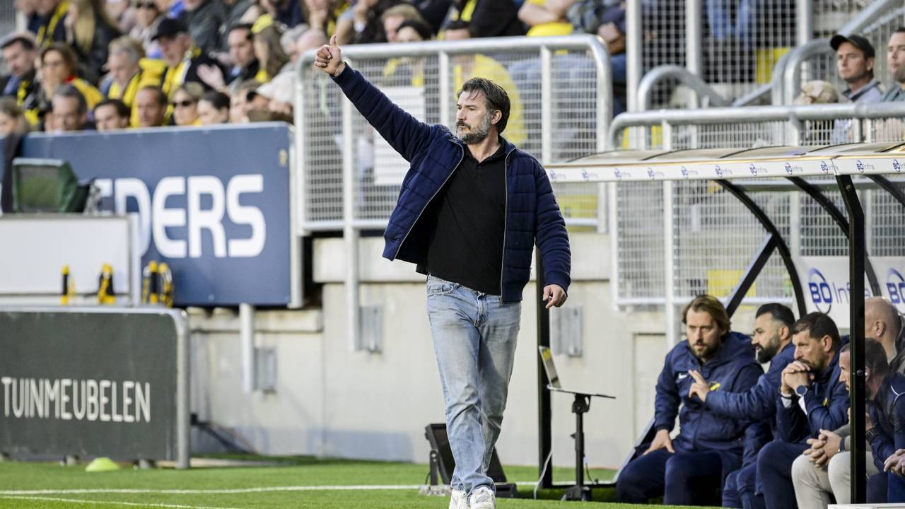 Hoefkens blijft ondanks degradatie trainer bij NAC: 'Ik ben een vechter'