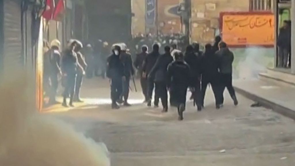 Crisis Iran uit zich nu in openlijke woede, maar angst voor repressie diepgeworteld